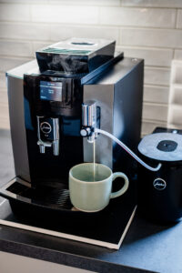 Der jura Vollautomat aus Gastronomie-Standard sorgt für perfekten Kaffee-Genuss den ganzen Tag - von Flat White bis Espresso Macchiato. Wahlweise mit Hafer- oder Kuhmilch.