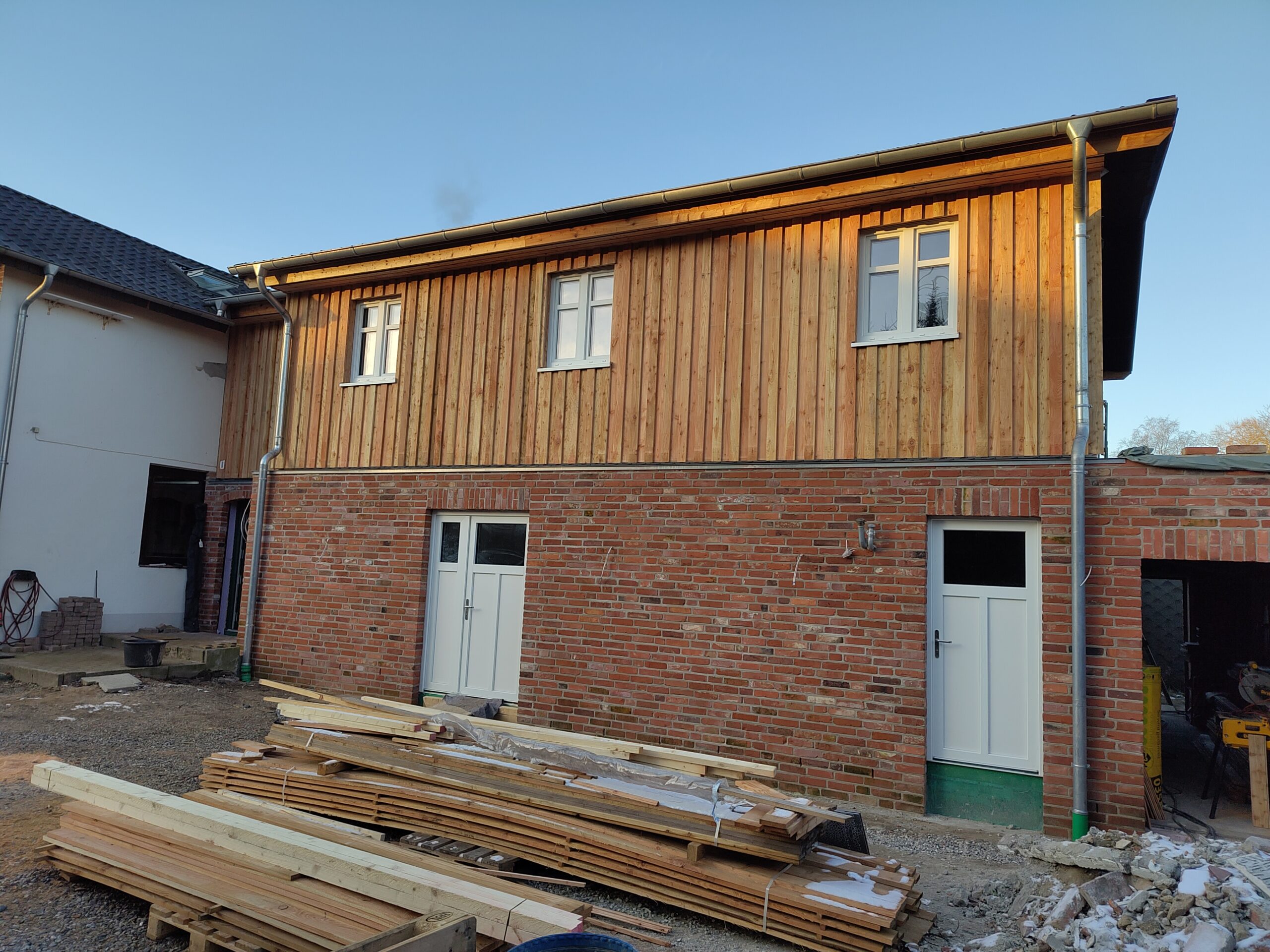 Die Fassade der Workshop-Scheune von der Hofseite (Nordosten) aus gesehen
