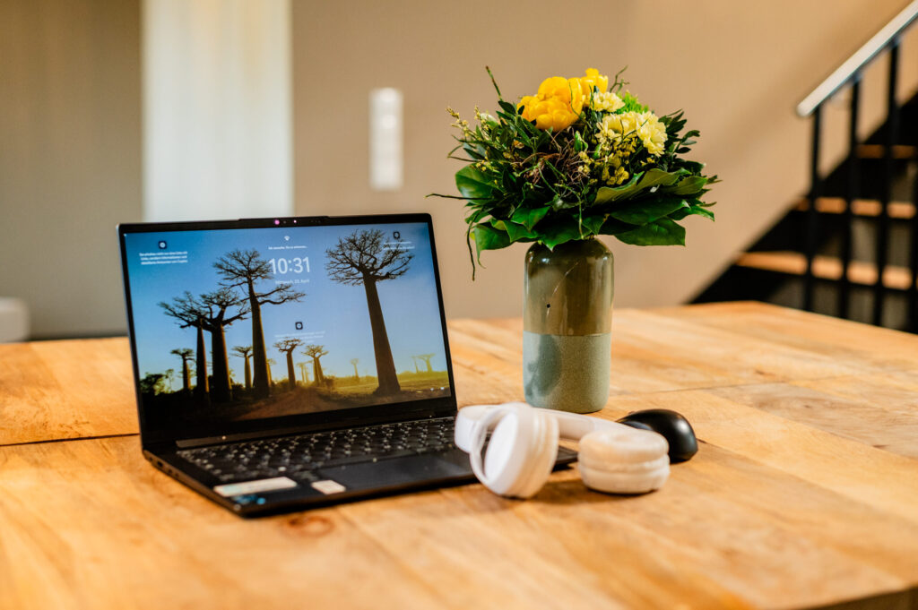 An verschiedenen Orten in der Scheune kannst du dich mit deinem Laptop einrichten und los geht's!